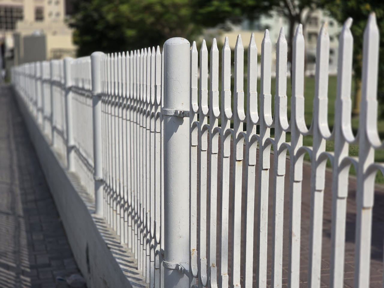 Chain Link Fence vs Vinyl Fence: Choosing the Right Fence for Your Property