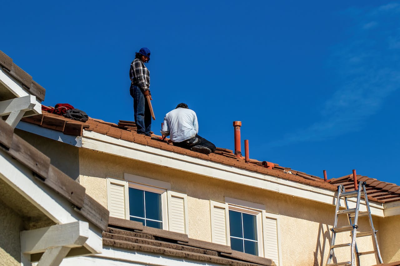 Do You Need Commercial Roofing Services? Pay Attention to these Signs